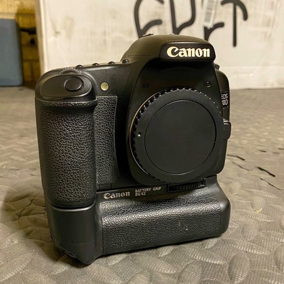 Canon 30D DSLR + battery grip